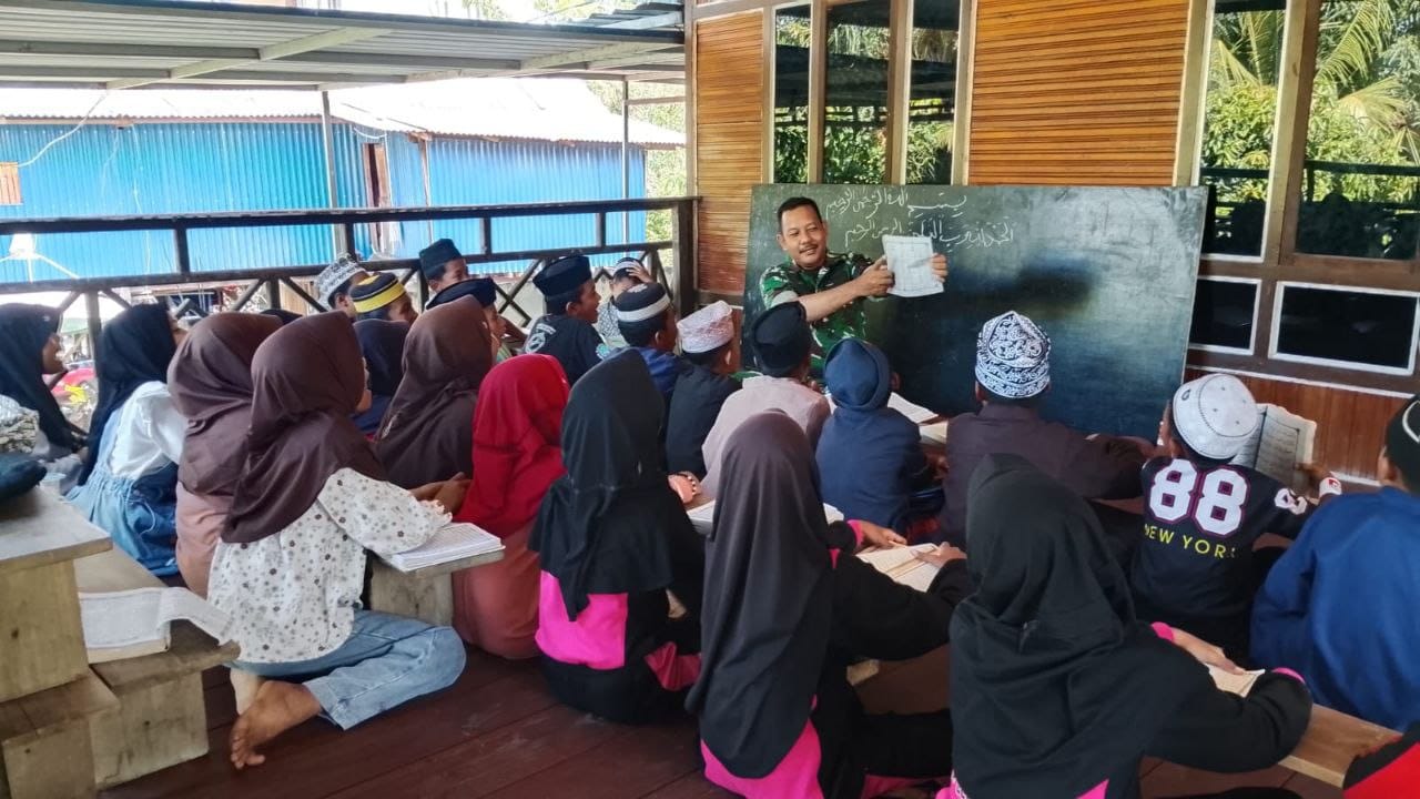 TMMD Ke-129, Satgas Kodim 1404/Pinrang Ajarkan Baca Tulis Al-Qur’an kepada Anak-Anak Desa Tanratuo