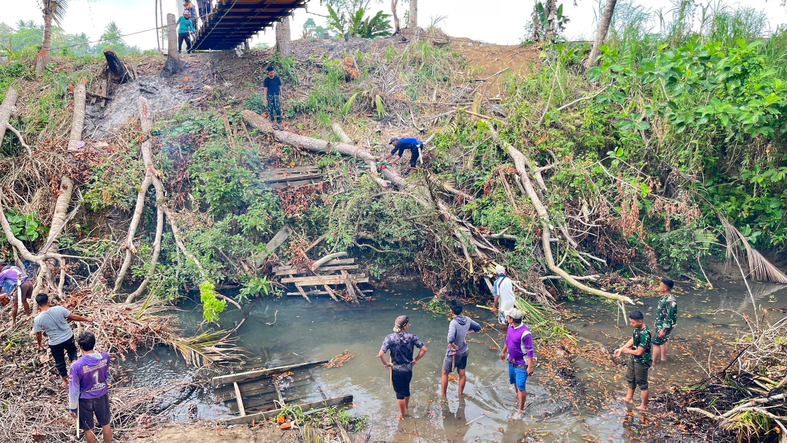Danramil 1419-02/Maiwa Pimpin Karya Bakti Bersihkan Area Jembatan Perintis Garuda