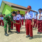 Sambut HUT Ke-81 RI, Satgas TMMD Ke-129 Kodim 1404/Pinrang Gembleng Disiplin Murid SDN 245 Pinrang Lewat Latihan PBB