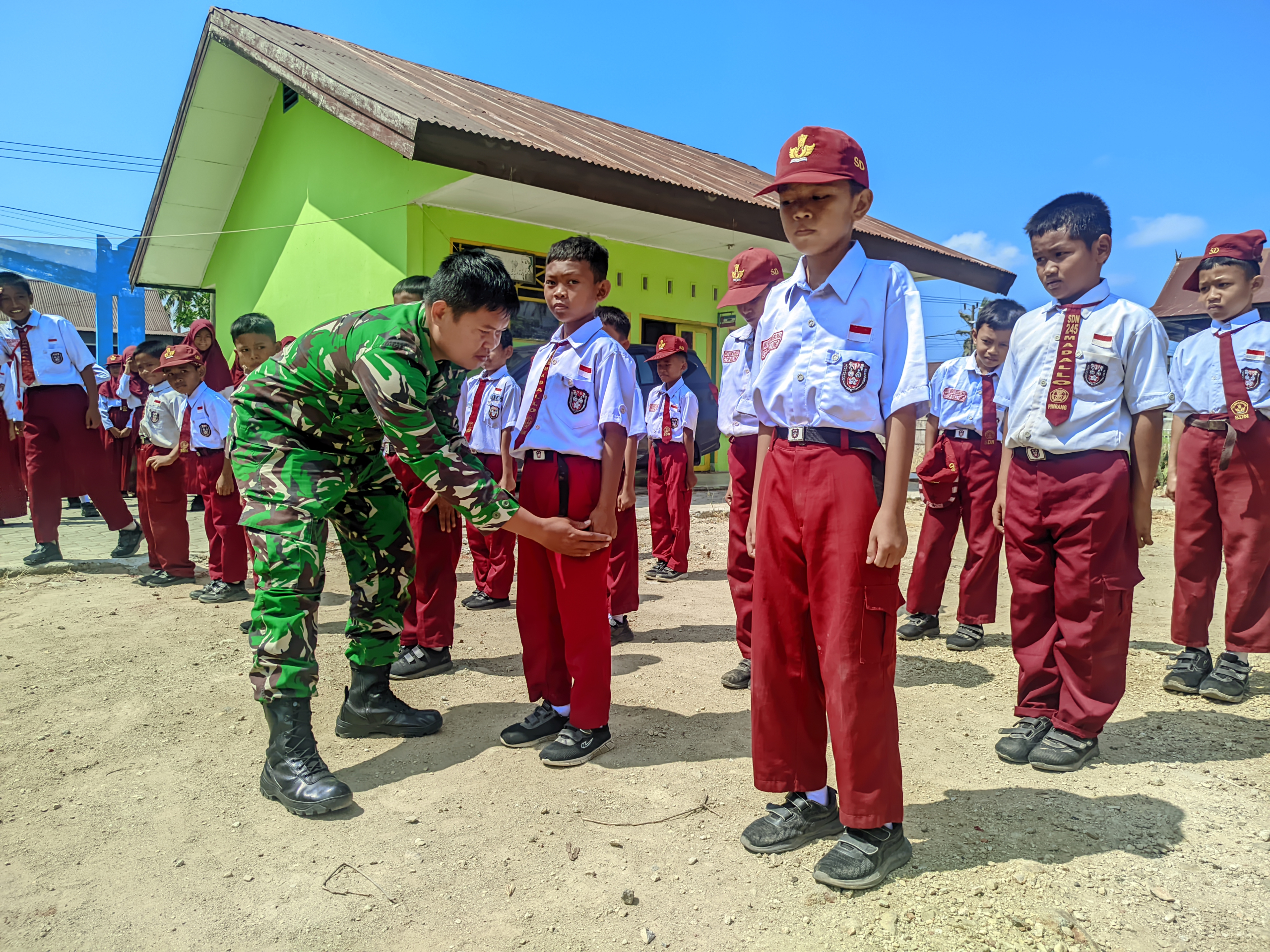 Sambut HUT Ke-81 RI, Satgas TMMD Ke-129 Kodim 1404/Pinrang Gembleng Disiplin Murid SDN 245 Pinrang Lewat Latihan PBB