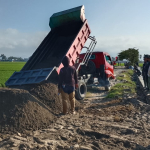 Armada Truk Pengangkut Material Timbunan ke Lokasi Pembangunan Jalan Tani TMMD Ke-129 Kodim 1404/Pinrang Guna Percepat Penyelesaian.