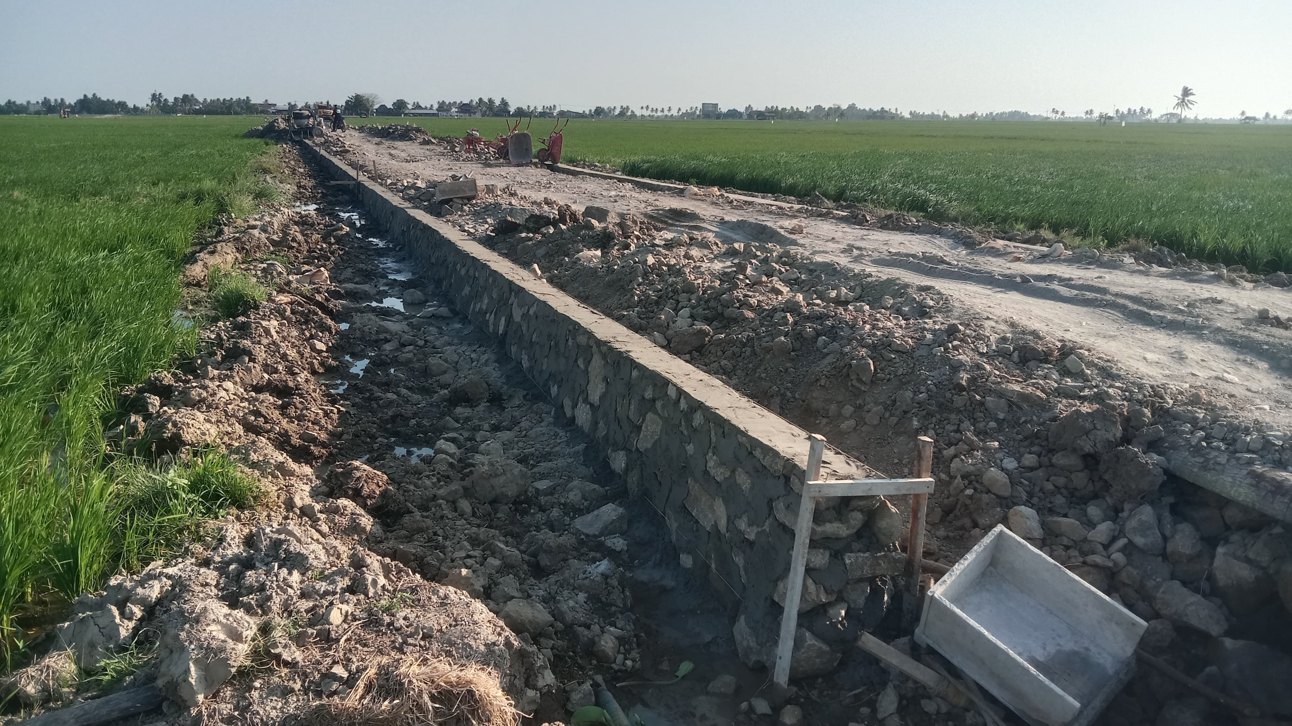 Satgas TMMD Ke-129 Kodim 1404/Pinrang Percepat Progres Tahap Penyelesaian Pekerjaan Talud Jalan Tani.