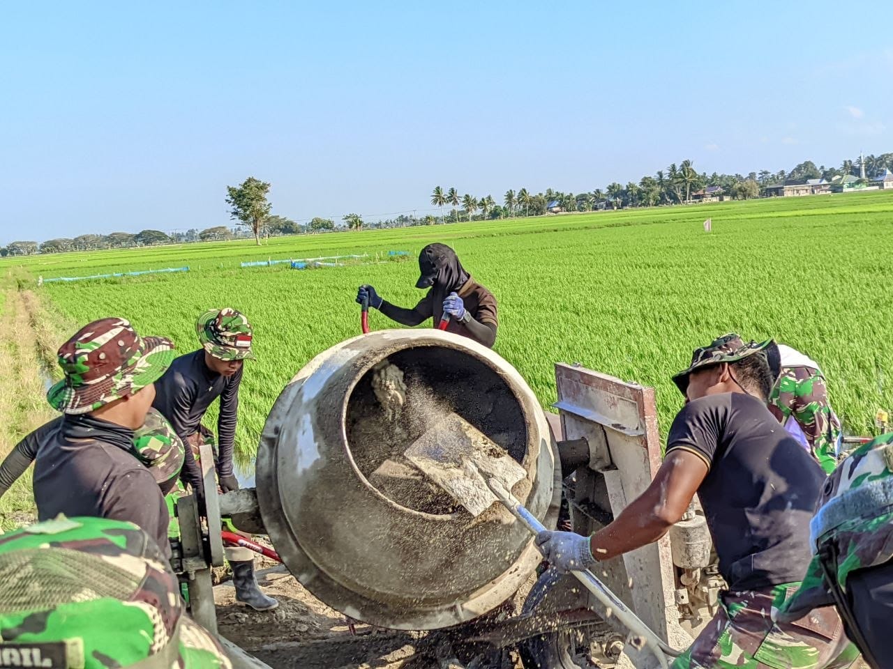 Semangat Satgas TMMD Ke-129 Kodim 1404/Pinrang Kejar Target Penyelesaian Tepat Waktu