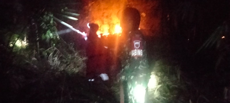 Respon Cepat Babinsa Koramil 1404-01/Suppa Berhasil Cegah Kebakaran Lahan Meluas di Karaballo