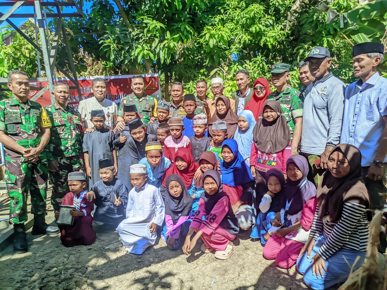 Senyum Ceria di TMMD Ke-129 Kodim 1404/Pinrang, Anak-Anak Berebut Abadikan Momen Bersama Marsma TNI Arifaini Nur Dwiyanto, M.Han.