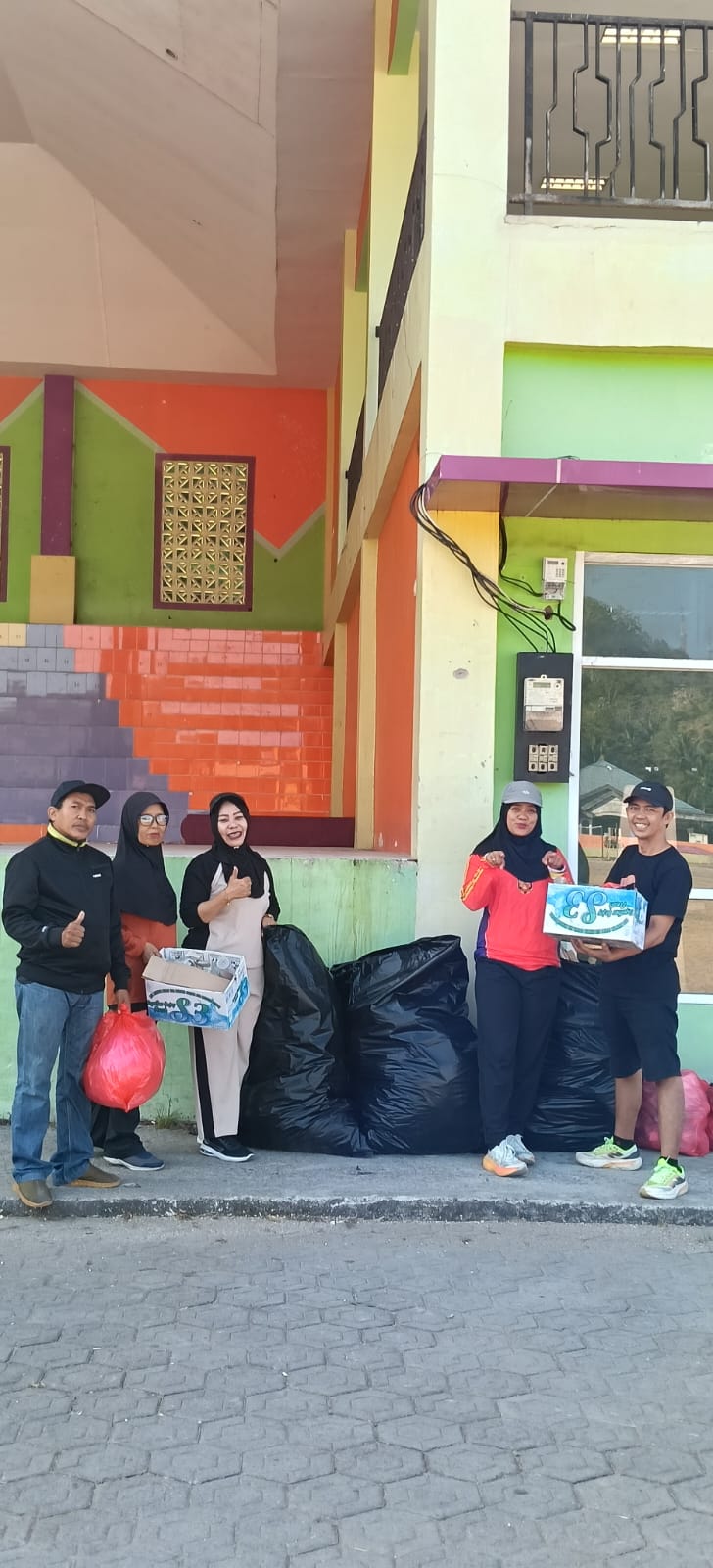 PASSAPU – HIPSI Enrekang Peduli Menggelar Aksi Bersih-Bersih Area Alun-Alun Abubakar Lambogo Batili.