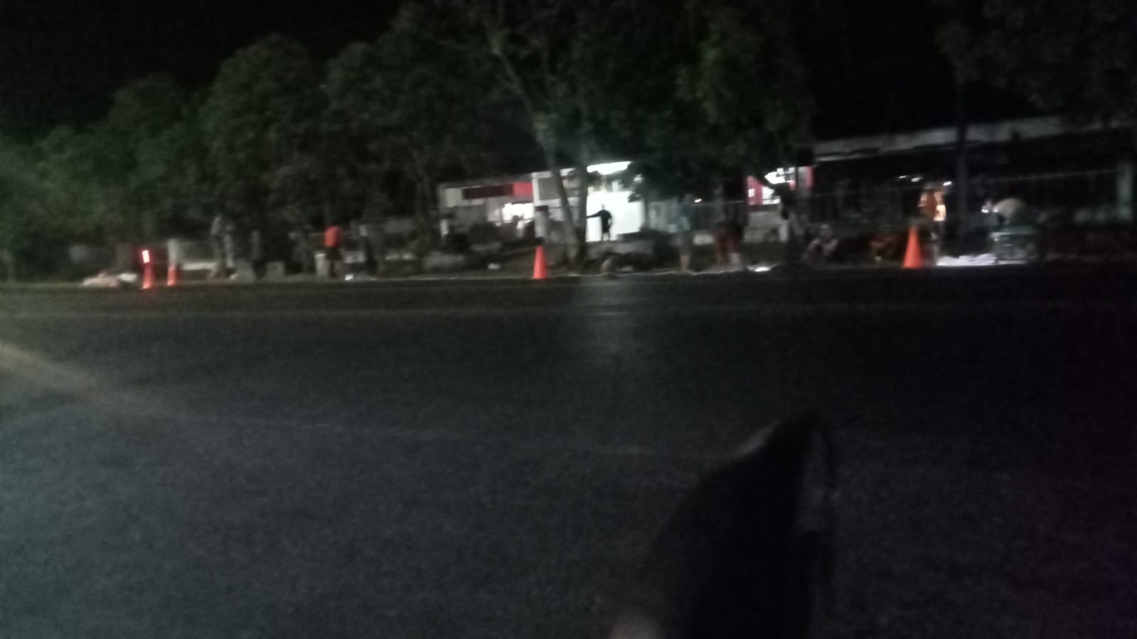 BREAKING! Galian Kabel Telkom Tengah Malam “Hantam” Waktu Istirahat Warga Maros, Izin dan Keselamatan Dipertanyakan  Suara Breaker dan Genset Menggema di Malam Hari, Warga Minta Aktivitas Galian Diperiksa