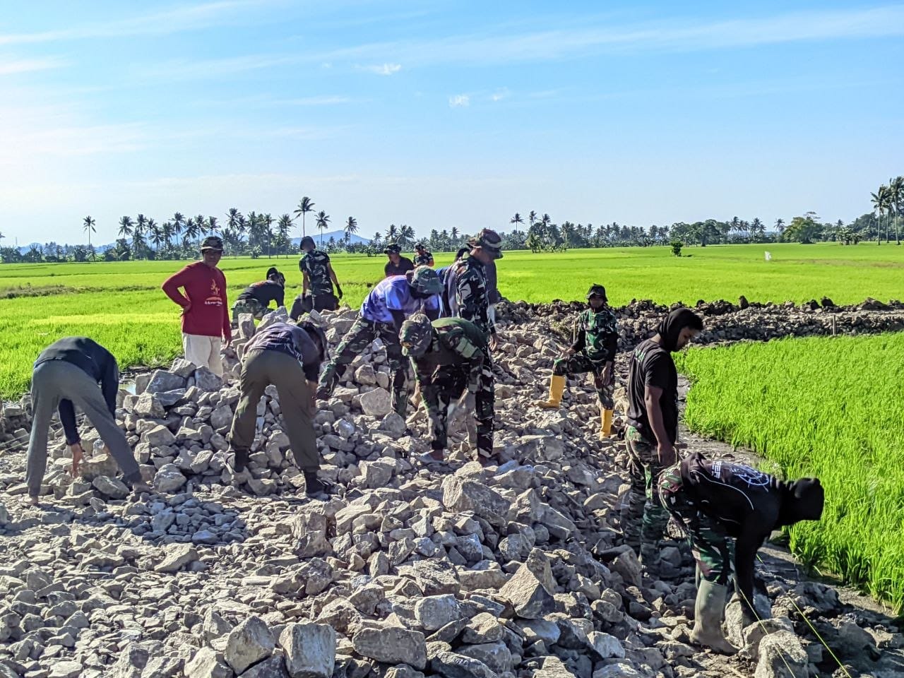 Dibawah Terik Matahari, Satgas TMMD Ke-129 Kodim 1404/Pinrang Lebih Giat Tuntaskan Sasaran di Hari Ke-25