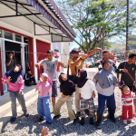 Gelak Tawa, Anak-Anak Antusias Ikuti Lomba Makan Kerupuk TMMD Ke-129 Kodim 1404/Pinrang