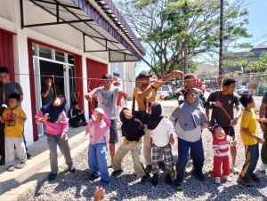 Gelak Tawa, Anak-Anak Antusias Ikuti Lomba Makan Kerupuk TMMD Ke-129 Kodim 1404/Pinrang