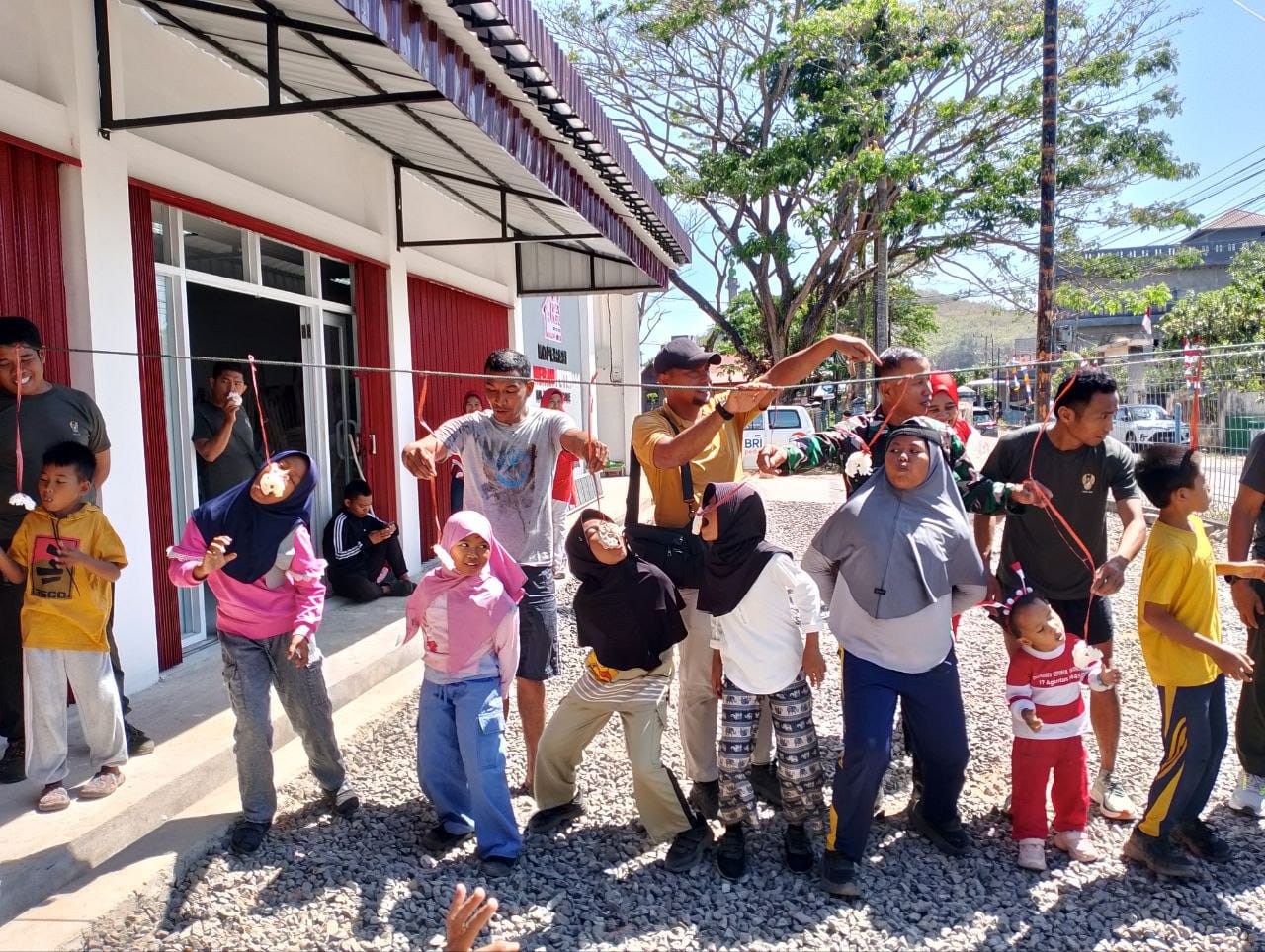 Gelak Tawa, Anak-Anak Antusias Ikuti Lomba Makan Kerupuk TMMD Ke-129 Kodim 1404/Pinrang