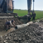 Dikebut Hingga Tuntas! Satgas TMMD Ke-129 Kodim 1404/Pinrang Gunakan Excavator Pasang Gorong-Gorong