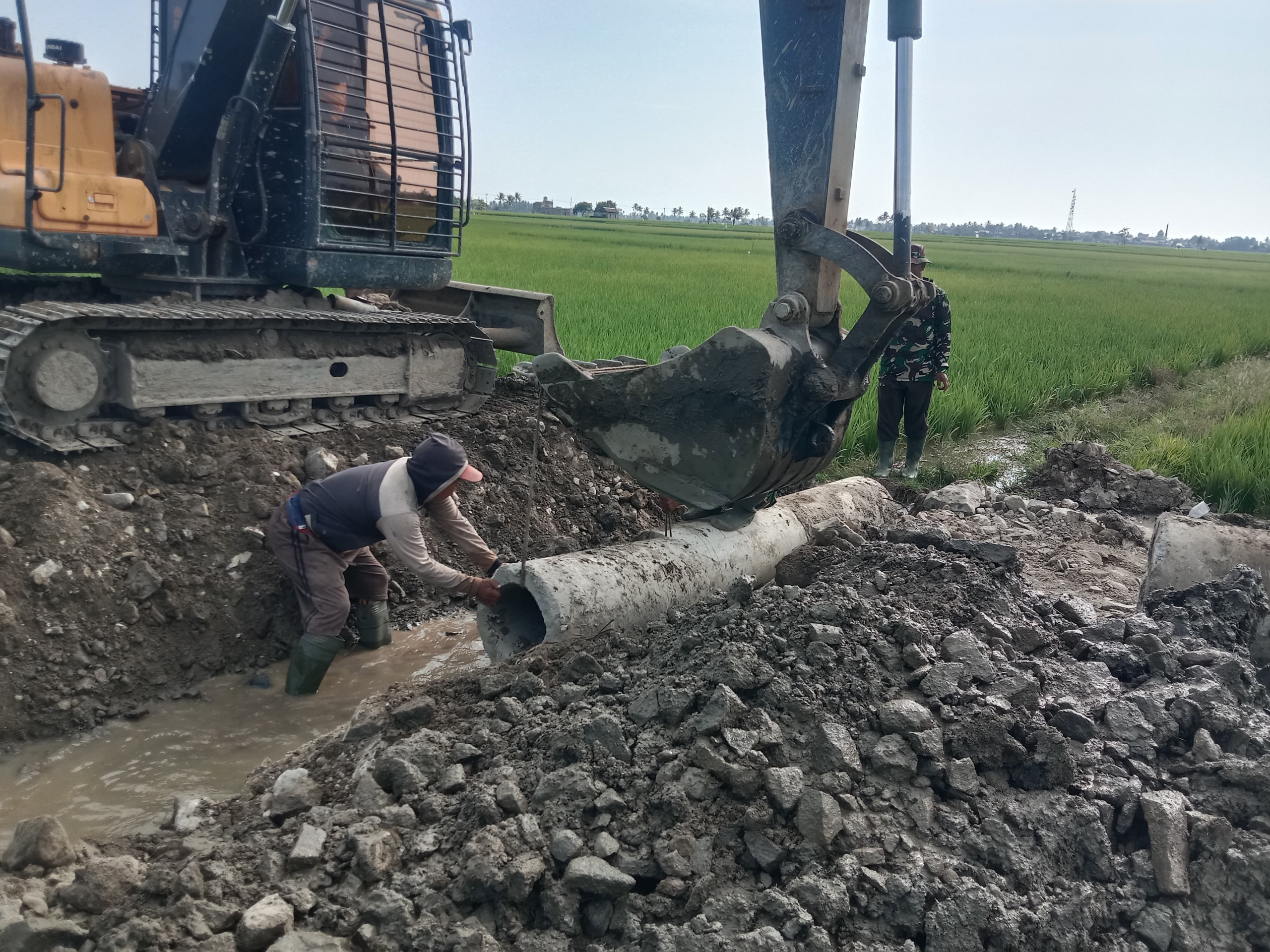 Dikebut Hingga Tuntas! Satgas TMMD Ke-129 Kodim 1404/Pinrang Gunakan Excavator Pasang Gorong-Gorong