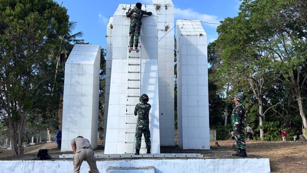 Kodim 1419/Enrekang Gelar Karya Bakti di Dua Taman Makam Pahlawan Sambut HUT Ke-81 Kemerdekaan RI