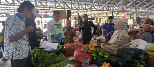 Kadisperindag Sidrap Turun Langsung Saksikan Pengembalian Dana Pedagang Pasar Swadaya Lawawoi