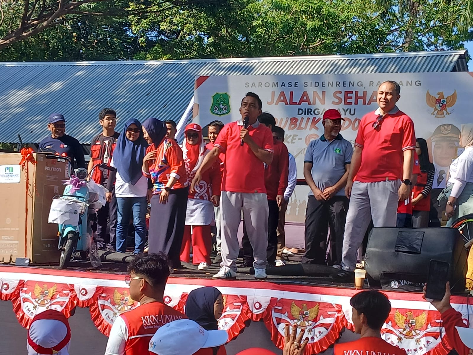 Jalan Sehat HUT RI ke-81 dan Pelepasan KKN UNHAS, Bupati Sidrap Ajak Mahasiswa Beri Dampak Nyata