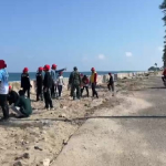 Wujudkan Pantai Bersih dan Sehat, Kodim 1404/Pinrang Gelar Karya Bakti di Pantai Air Diling
