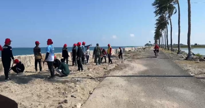 Wujudkan Pantai Bersih dan Sehat, Kodim 1404/Pinrang Gelar Karya Bakti di Pantai Air Diling
