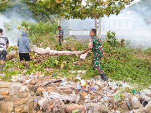 Jaga Kebersihan Lingkungan, Babinsa Koramil 1404-01/Suppa Pimpin Kerja Bakti Bersihkan Pantai di Desa Ujung Labuang