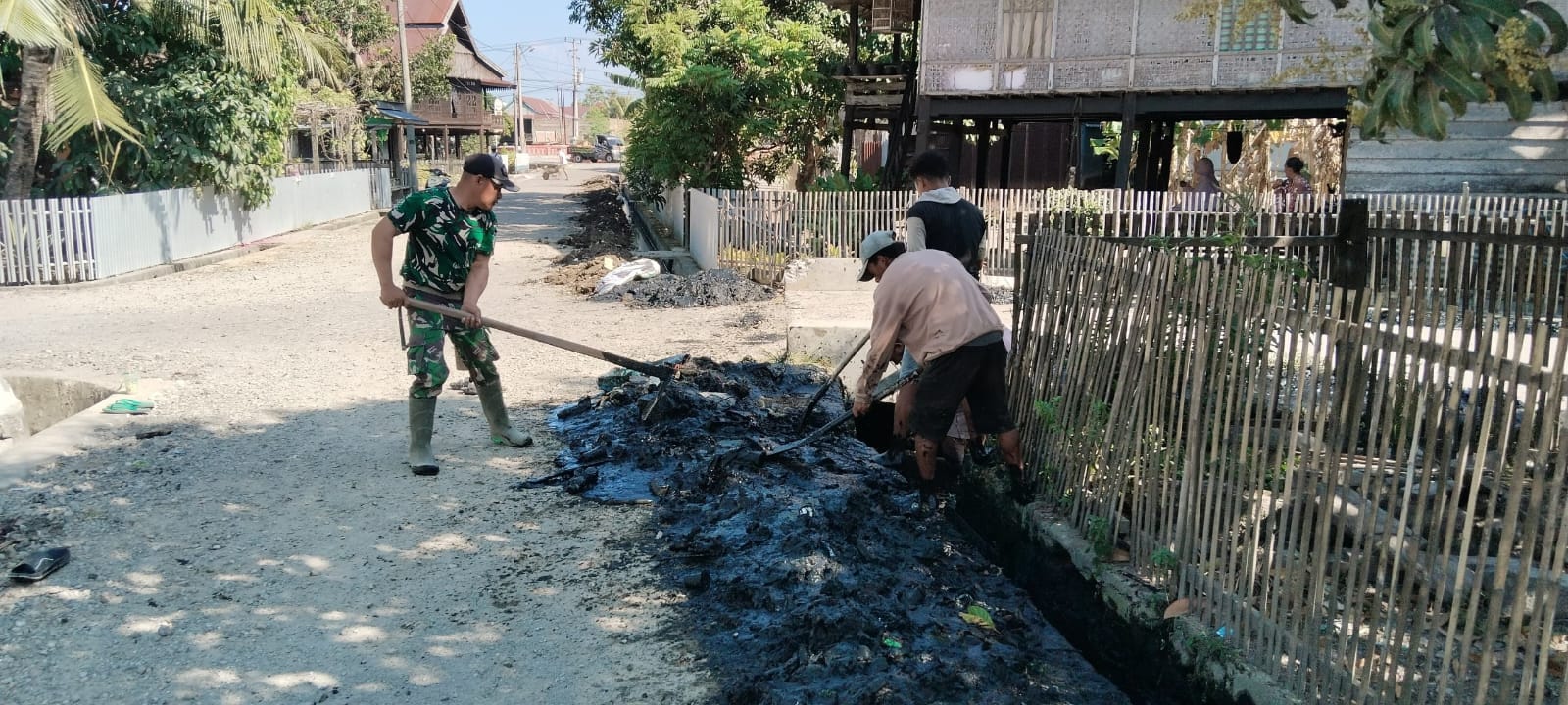 Wujudkan Lingkungan Bersih, Babinsa Patobong Bersama Warga Gotong Royong Bersihkan Gorong-Gorong