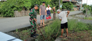 Wujudkan Lingkungan Bersih dan Lancar, Babinsa Pananrang Bersama Warga Bersihkan Drainase Sepanjang 200 Meter