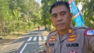 Satlantas Polres Enrekang Buat Zebra Cross Di Depan SDN Penja Desa Karueng Kec.Enrekang