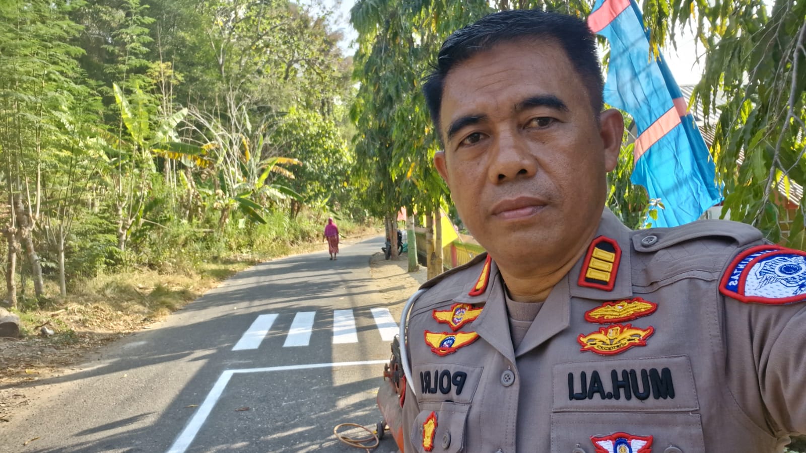 Satlantas Polres Enrekang Buat Zebra Cross Di Depan SDN Penja Desa Karueng Kec.Enrekang