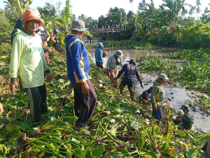 Gerak Bersama Bersihkan Saluran Irigasi, TNI dan Warga Tiroang Pastikan Aliran Air Lancar ke Sawah
