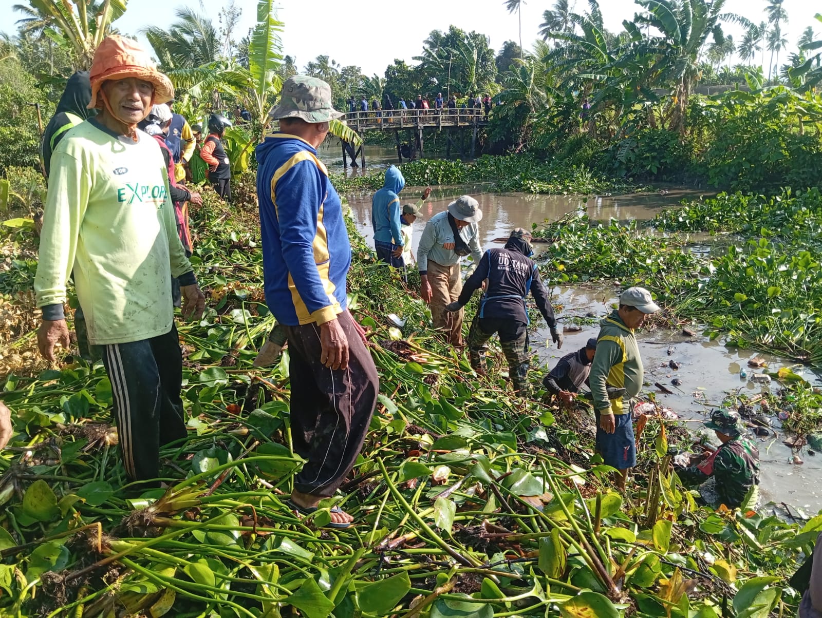 Gerak Bersama Bersihkan Saluran Irigasi, TNI dan Warga Tiroang Pastikan Aliran Air Lancar ke Sawah