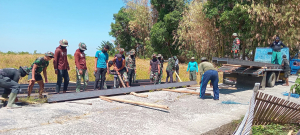 TNI dan Warga Berjibaku Angkat Besi Beton, Pembangunan Jembatan di Desa Ujung Labuang