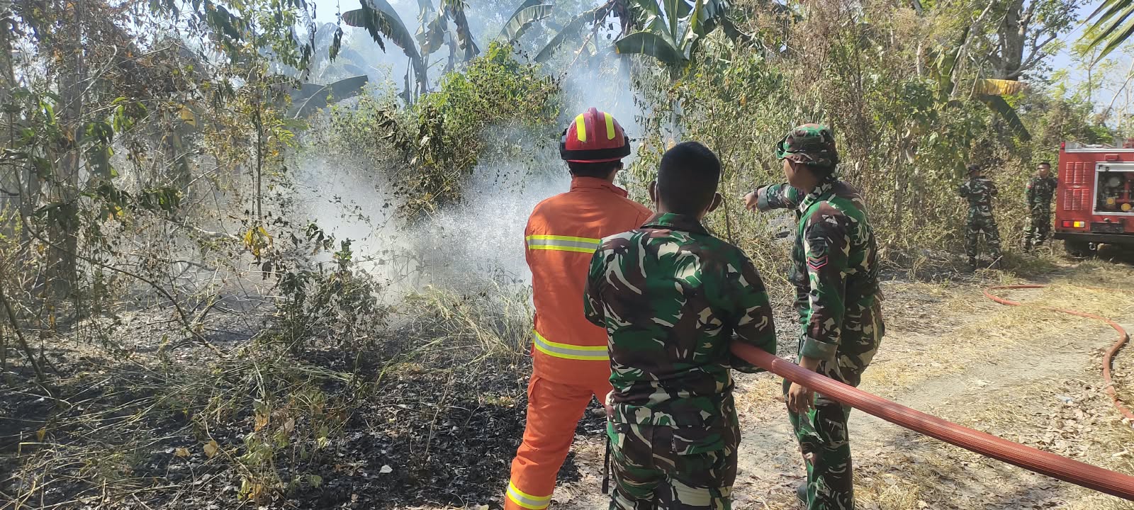 Gerak Cepat TNI-Polri dan Damkar Jinakkan Kebakaran Lahan 2 Hektare di Malimpung