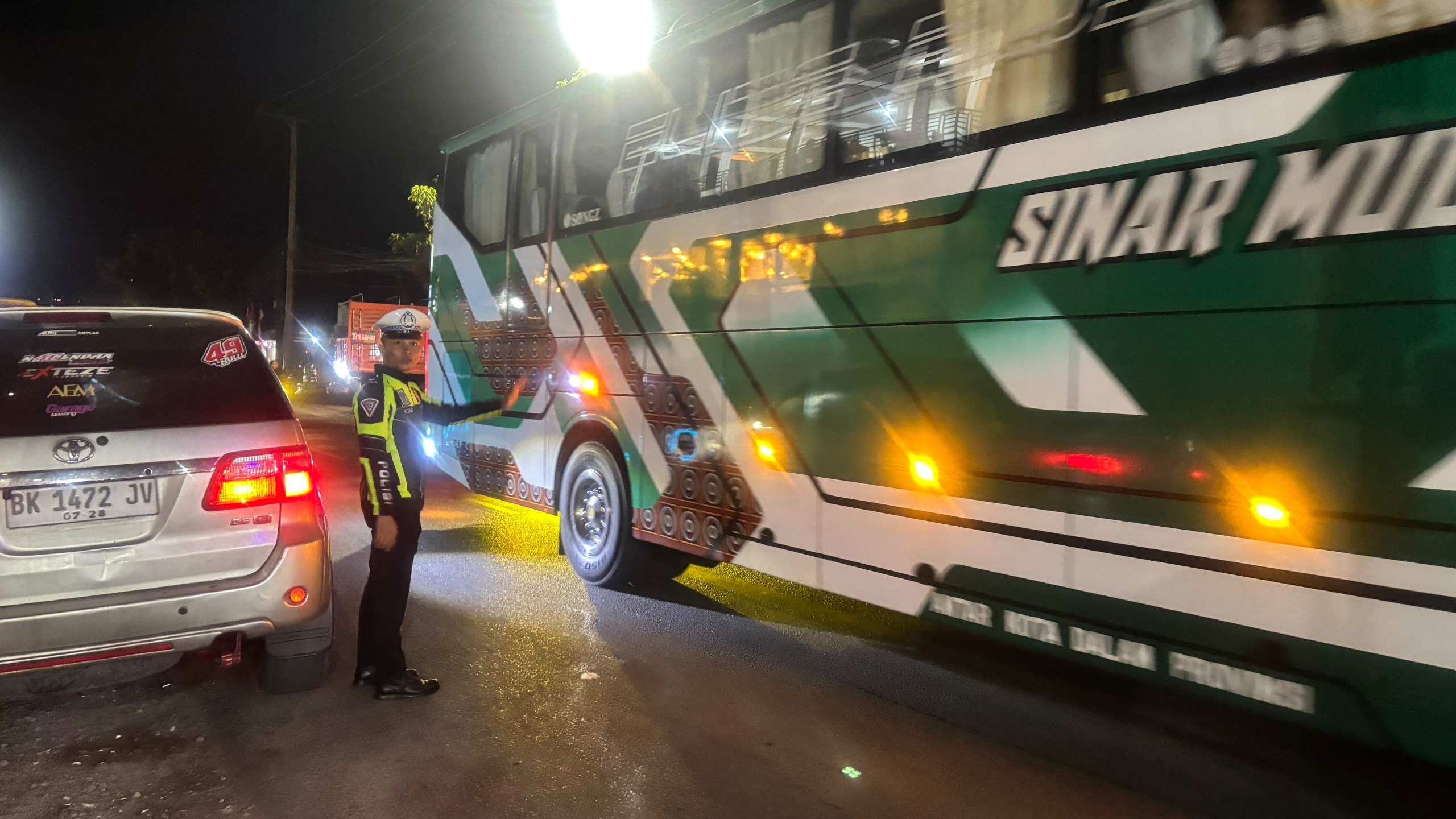 Satlantas Polres Enrekang Laksanakan Pengamanan Turlalin, di lokasi kegiatan Malam Takziah Rumah Duka Warga Kelurahan Mataram