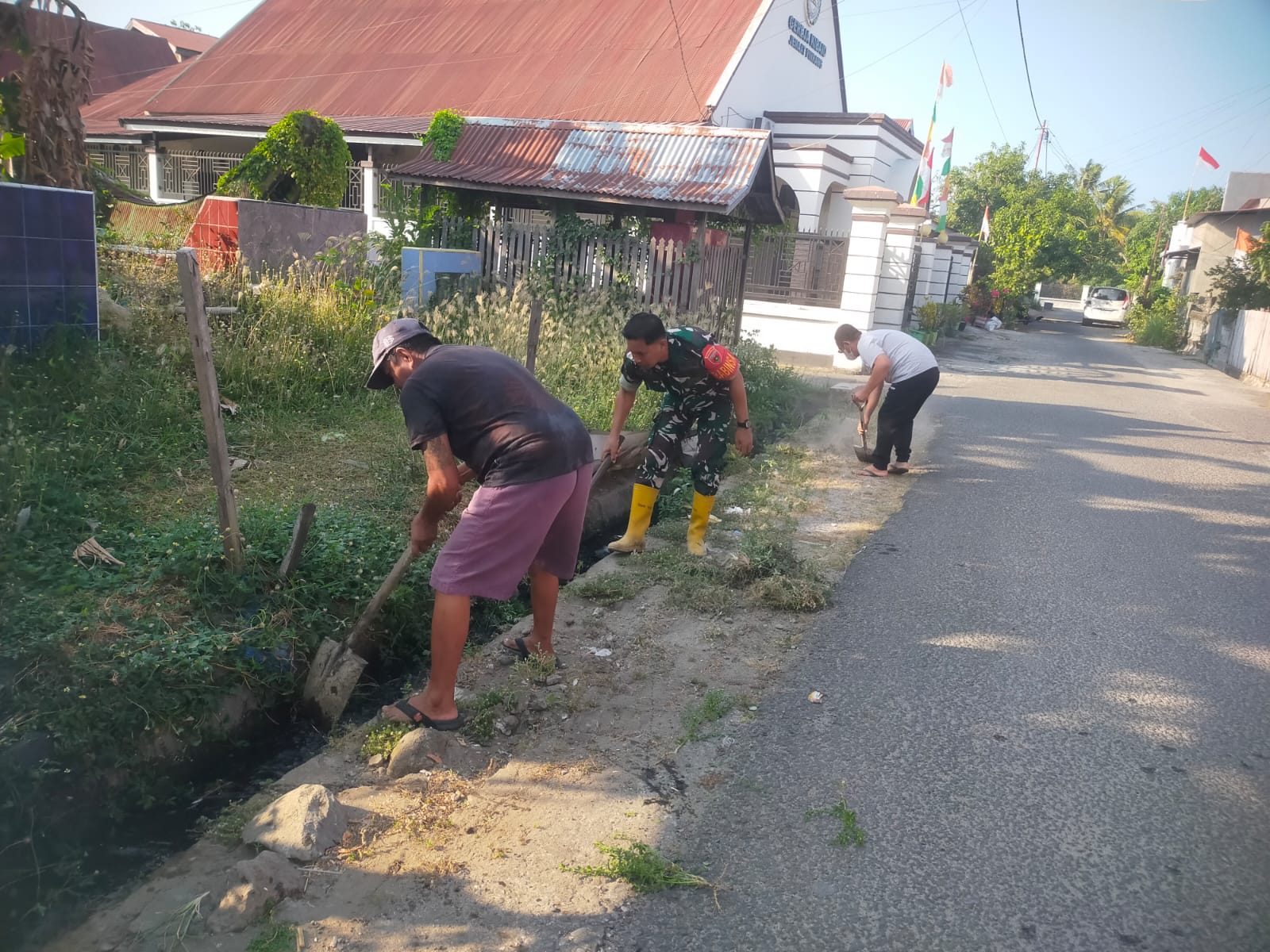 TNI-Polri dan Warga Gotong Royong Bersihkan Saluran Air Sepanjang 300 Meter di Kelurahan Jaya