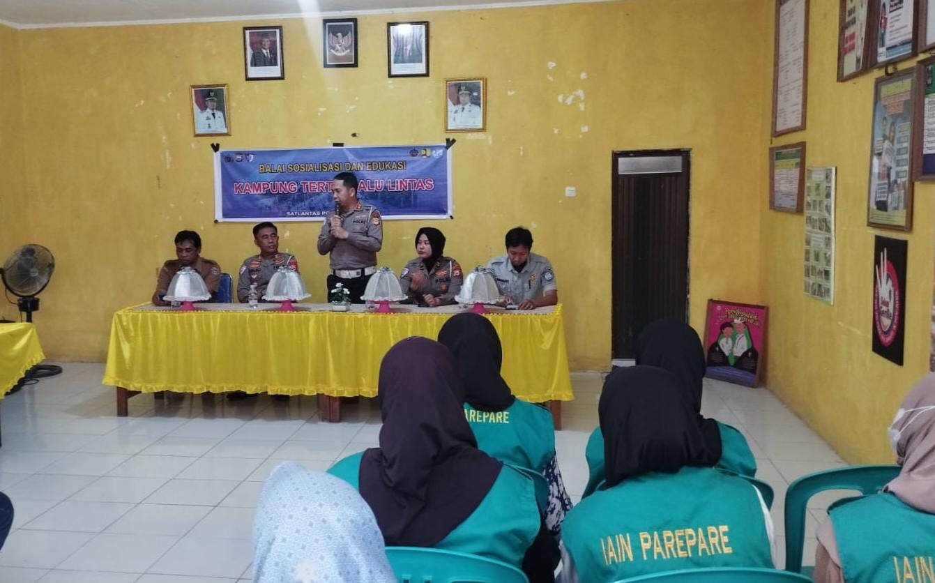 Sosialisasi Tertib Berlalu Lintas oleh Kasat Lantas Polres Enrekang di Desa Karueng Kecamatan Enrekang.