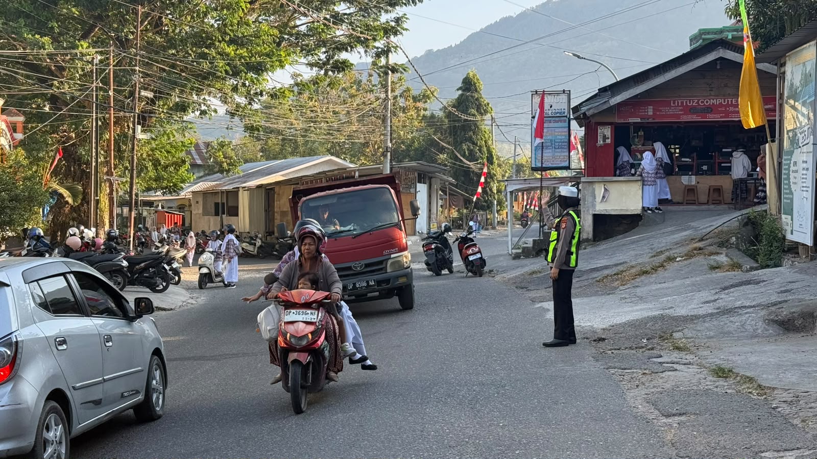 Satlantas Polres Enrekang Rutin Atur Lalu Lintas Pagi Hari