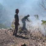 Babinsa Bersama Bhabinkamtibmas  dan Damkar Berupaya Padamkan Kebakaran Hutan di Gunung Rajang