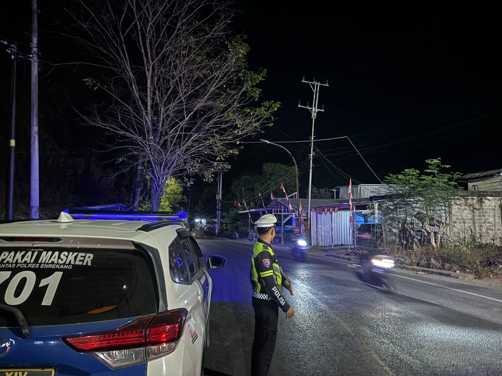 Satlantas Polres Enrekang Gelar patroli Blue Light sebagai wujud bentuk pelayanan Polri kepada Masyarakat dalam mencegah aksi kejahatan maupun gangguan Kamtibmas.