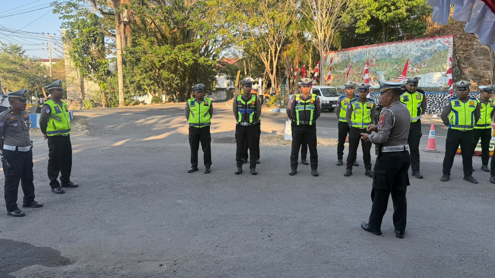 Kasat Lantas Polres Enrekang Berikan Arahan Apel Pagi Ke Anggotanya Sebelum bertugas.