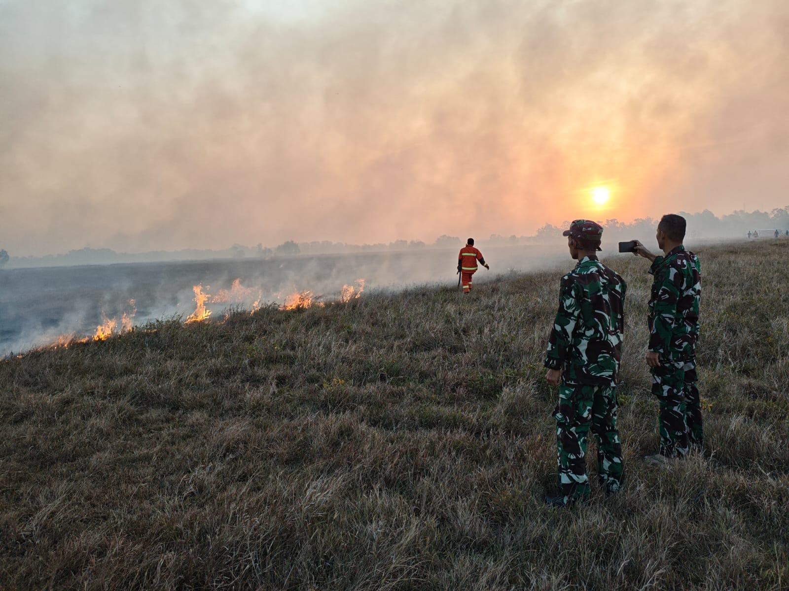 Dandim 1404/Pinrang Pimpin Pemadaman, TNI-Polri dan Damkar Berjibaku Jinakkan Api di Patampanua