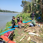 Tak Biarkan Sawah Kekeringan, Babinsa Serka Imran Bantu Petani Pompa Air dari Sungai Saddang