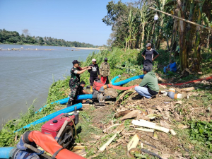 Tak Biarkan Sawah Kekeringan, Babinsa Serka Imran Bantu Petani Pompa Air dari Sungai Saddang