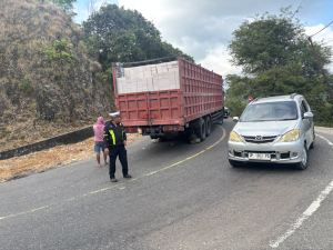 Jalan Poros Enrekang-Toraja di Tanjakan Malauwe Macet Parah gegara Truk Patah As Roda