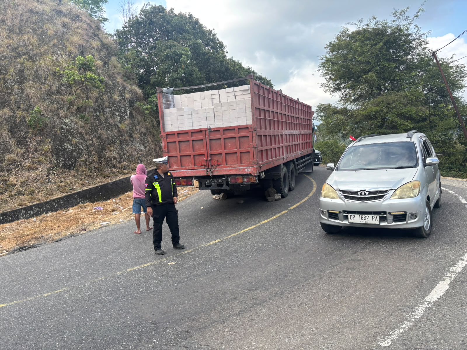 Jalan Poros Enrekang-Toraja di Tanjakan Malauwe Macet Parah gegara Truk Patah As Roda