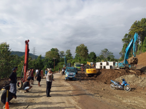 Satlantas Polres Enrekang Terjun Langsung  Pengaturan Padat Kendaraann  Terkait Perbaikan Jalan Trans Sulawesi.