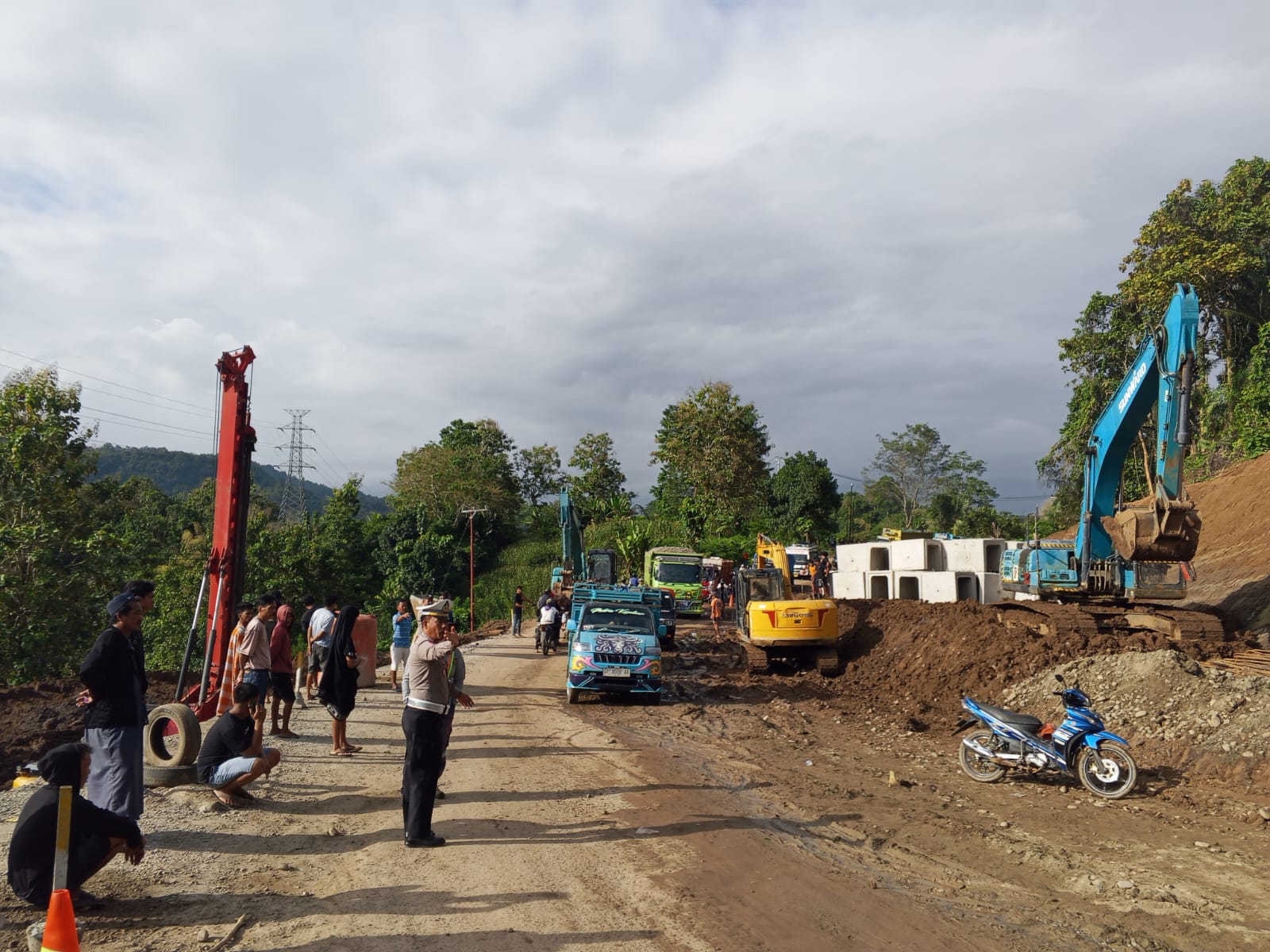 Satlantas Polres Enrekang Terjun Langsung  Pengaturan Padat Kendaraann  Terkait Perbaikan Jalan Trans Sulawesi.