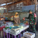 Jaga Stabilitas Harga, Babinsa Koramil Mattiro Sompe Pantau Harga Sembako di Pasar Tradisional