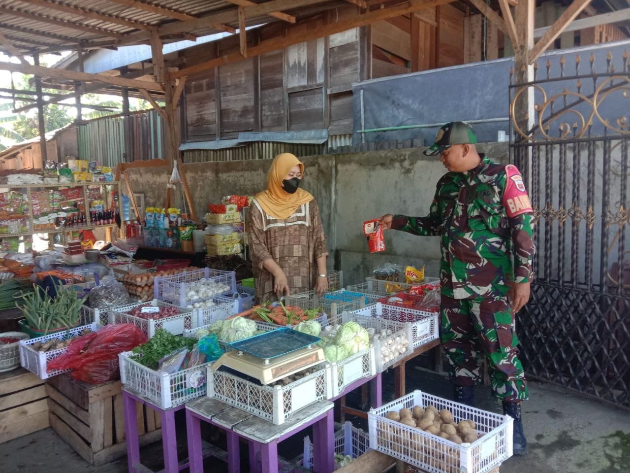 Jaga Stabilitas Harga, Babinsa Koramil Mattiro Sompe Pantau Harga Sembako di Pasar Tradisional