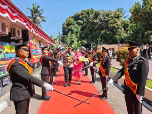 Polres Enrekang Sambut Kapolres Baru Dengan Tari Paduppa dan Pedang Pora