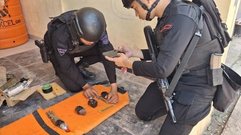 Tim Jibom Sat Brimob Polda Sulsel Musnahkan Mortir dan Granat Peninggalan Militer di Enrekang