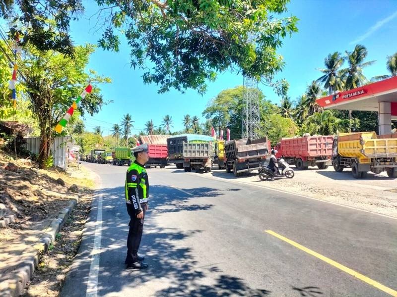 Satlantas Polres Enrekang Laksanakan Pengamanan Turlalin, Urai Kepadatan Arus di Depan SPBU Kota Enrekang